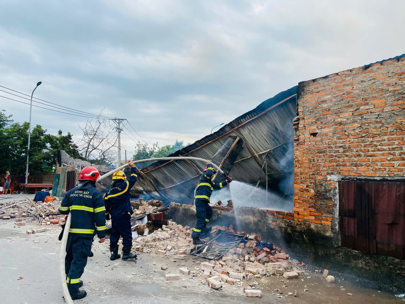 Lực lượng Cảnh sát PCCC và CNCH khống chế đám cháy tại xã Liên Hà Lực lượng Cảnh sát PCCC và CNCH khống chế đám cháy tại xã Liên Hà