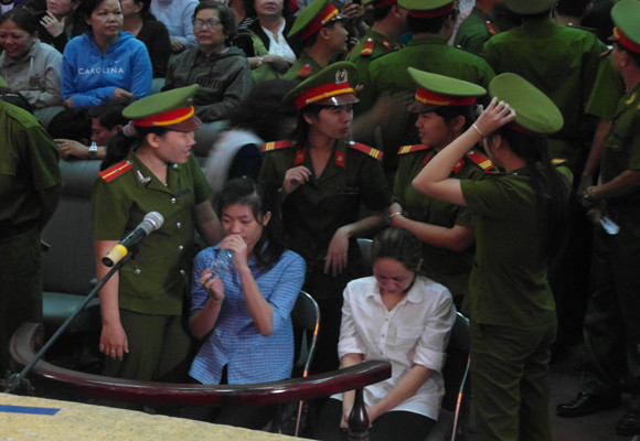 Hai bảo mẫu hành hạ dã man trẻ cùng lĩnh án 3 năm tù ảnh 1