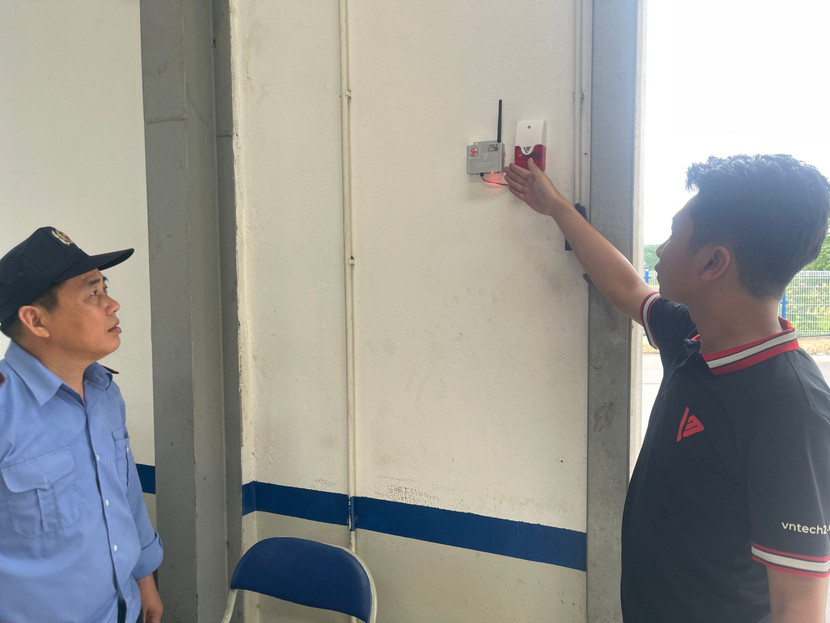 Công an quận Long Biên lắp đặt tổ hợp chuông, đèn, nút ấn báo cháy tại KCN Hà Nội - Đài Tư