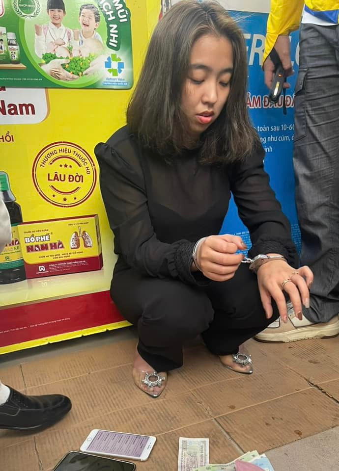 Đối tượng Hoàng Hồng Nhung (SN 1995), trú tại quận Tây Hồ bị bắt vì buôn bán ma tuý Đối tượng Hoàng Hồng Nhung (SN 1995), trú tại quận Tây Hồ bị bắt vì buôn bán ma tuý