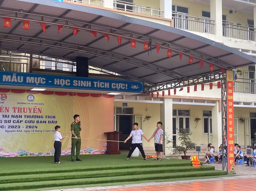 Hướng dẫn cách cứu đuối nước cho học sinh