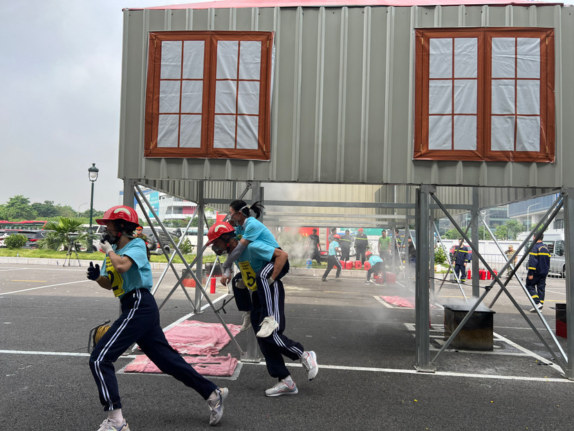 Nội dung thi cứu nạn người của đội "Tổ liên gia an toàn PCCC" phường Xuân La Nội dung thi cứu nạn người của đội "Tổ liên gia an toàn PCCC" phường Xuân La