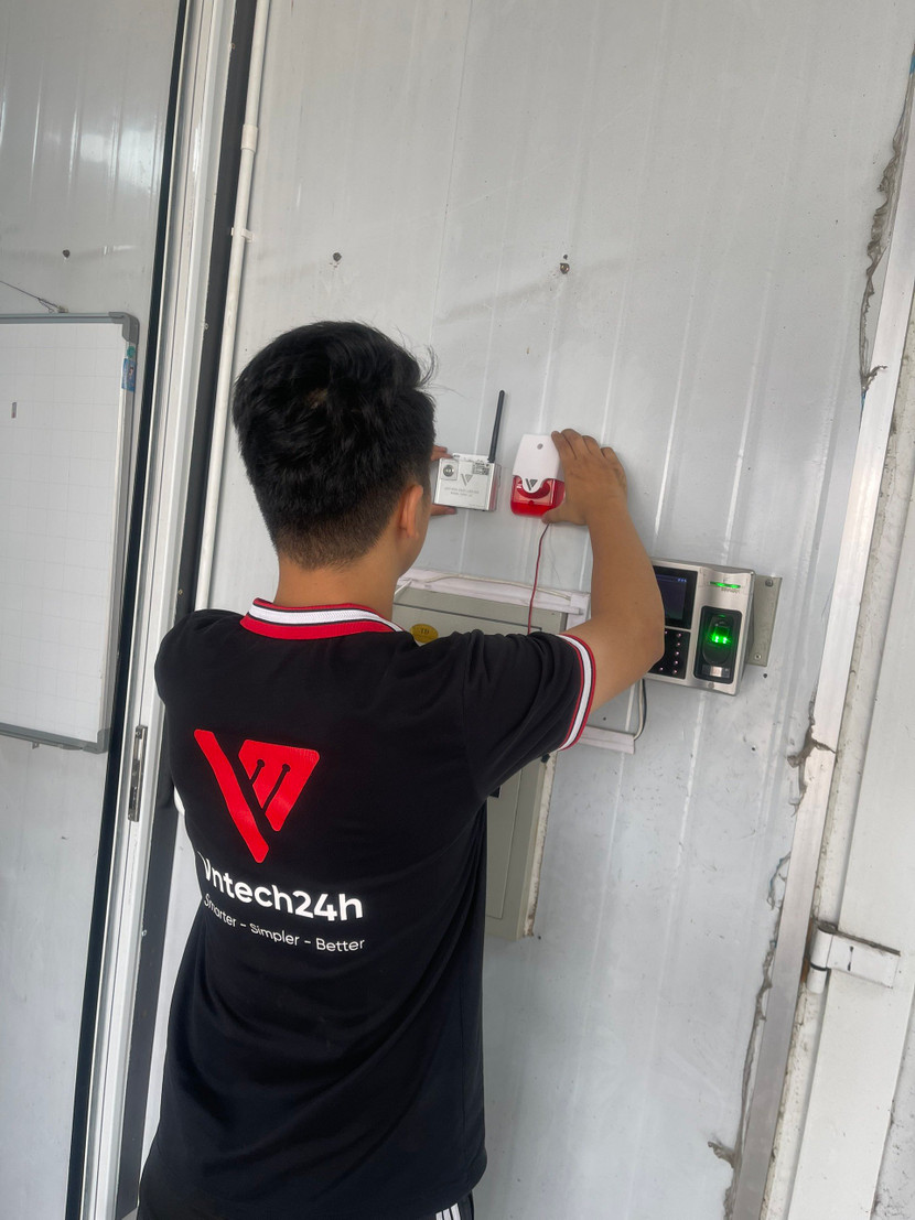 Nhân viên lắp đặt chuông, đèn nút ấn bao cháy tại KCN Hà Nội - Đài Tư