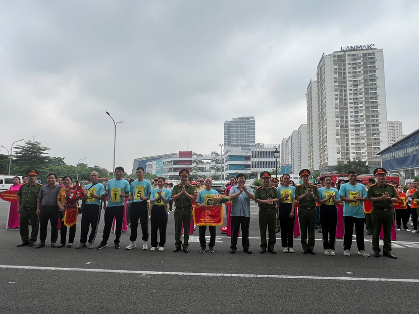 Ban Tổ chức trao giải Nhất thuộc về "Tổ liên gia an toàn PCCC" phường Xuân La Ban Tổ chức trao giải Nhất thuộc về "Tổ liên gia an toàn PCCC" phường Xuân La