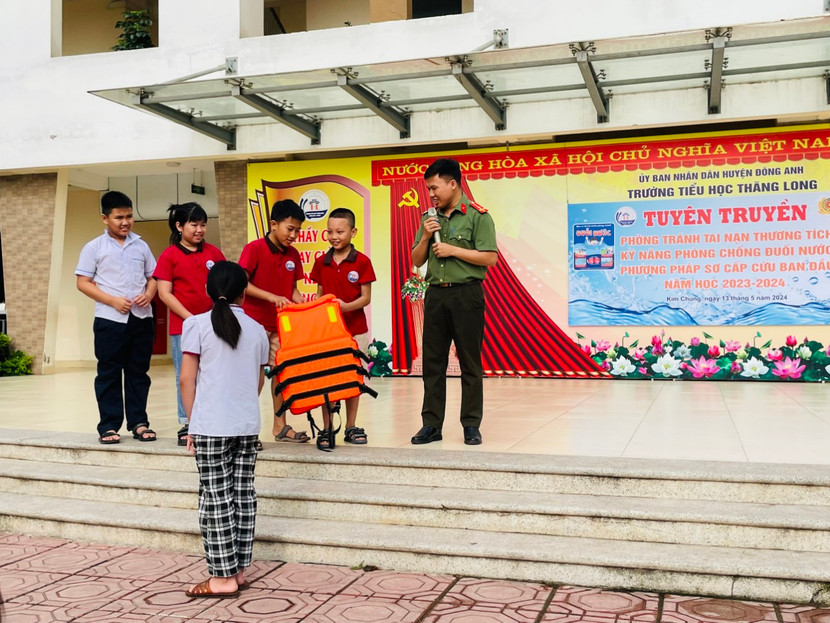 Báo cáo viên hướng dẫn kỹ năng phòng chống đuối nước cho học sinh