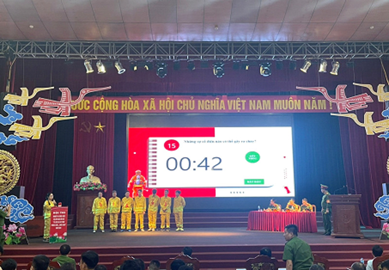 Các đội thi trả lời phần lý thuyết