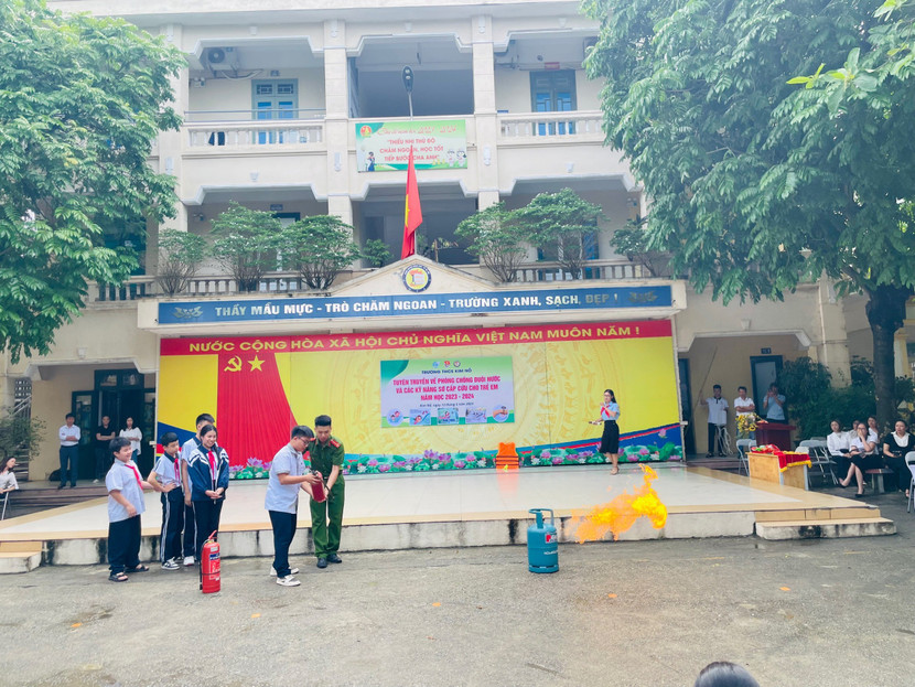 Lực lượng Cảnh sát PCCC và CNCH hướng dẫn kỹ năng PCCC cho học sinh