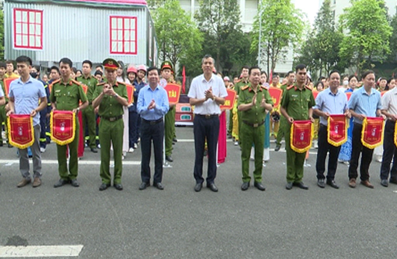 Ông Nguyễn Trung Thuận - Phó Chủ tịch UBND huyện Hoài Đức trao cờ lưu niệm cho đại diện các đơn vị tham dự