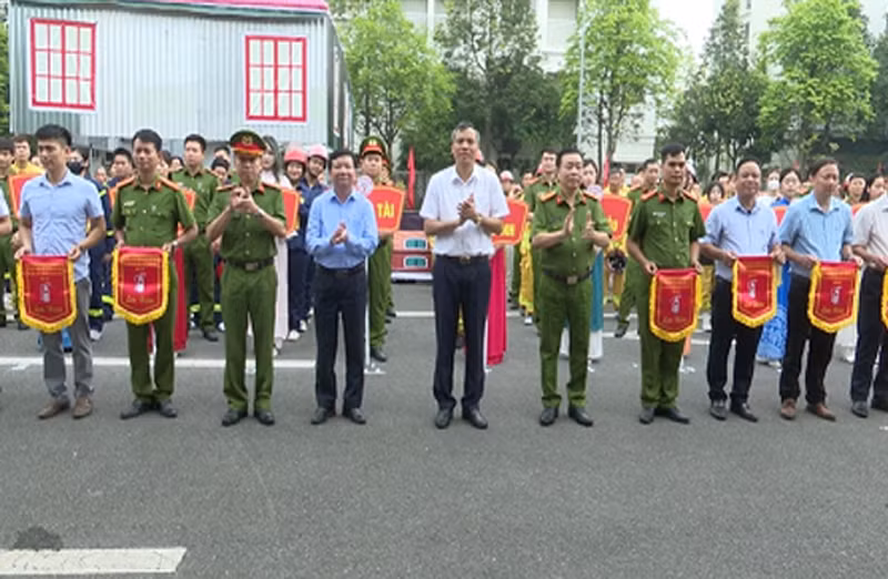 Ông Nguyễn Trung Thuận - Phó Chủ tịch UBND huyện Hoài Đức trao cờ lưu niệm cho đại diện các đơn vị tham dự Ông Nguyễn Trung Thuận - Phó Chủ tịch UBND huyện Hoài Đức trao cờ lưu niệm cho đại diện các đơn vị tham dự