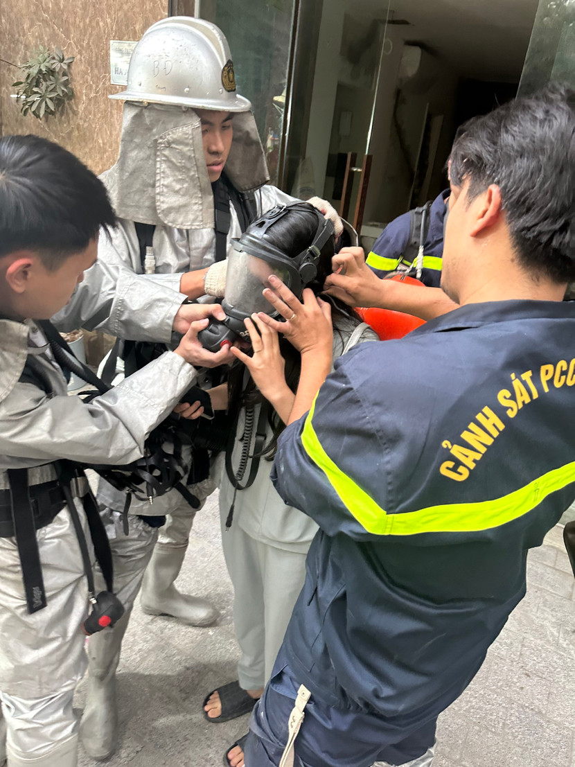 Cảnh sát PCCC và CNCH hỗ trợ phụ nữ mang bầu thoát nạn an toàn từ trên tầng 8 ngôi nhà