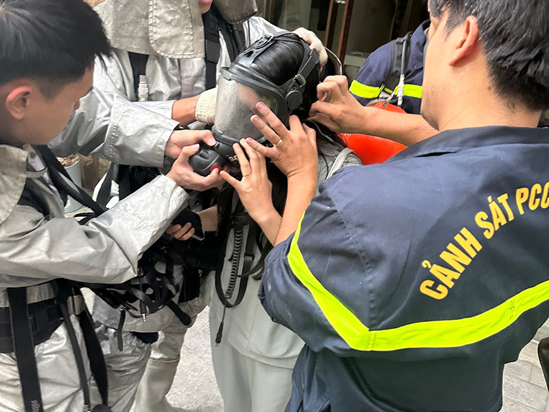 Lính cứu hoả hỗ trợ phụ nữ mang bầu thoát nạn khỏi khói khí độc hại trong đám cháy