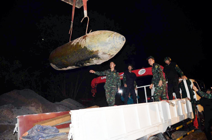 Quả bom trục vớt đưa đi xử lý (ảnh Ban Chỉ huy quân sự quận Long Biên cung cấp)