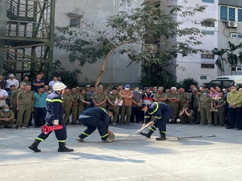 Trên 100 thành viên lực lượng tham gia bảo vệ ANTT cơ sở ở quận Cầu Giấy thực hành xử lý hoả hoạn