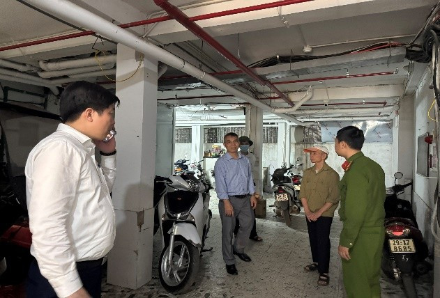 Tổ công tác kiểm tra an toàn PCCC&CNCH tại nhà ở nhiều căn hộ (chung cư mini) trên địa bàn phường Thịnh Liệt Tổ công tác kiểm tra an toàn PCCC&CNCH tại nhà ở nhiều căn hộ (chung cư mini) trên địa bàn phường Thịnh Liệt