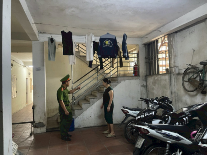 Cán bộ Cảnh sát PCCC và CNCH tuyên truyền, hướng dẫn trực tiếp tại cơ sở