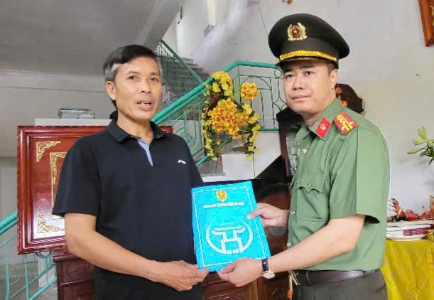 Đại tá Nguyễn Ngọc Quyền, Phó Giám đốc Công an thành phố Hà Nội thăm, động viên gia đình Liệt sỹ - Thiếu tá Nguyễn Đăng Khải Đại tá Nguyễn Ngọc Quyền, Phó Giám đốc Công an thành phố Hà Nội thăm, động viên gia đình Liệt sỹ - Thiếu tá Nguyễn Đăng Khải