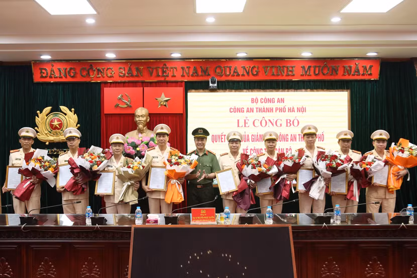 Đại tá Nguyễn Ngọc Quyền tặng hoa chúc mừng các đồng chí đã hoàn thành xuất sắc chức trách, nhiệm vụ mà ngành Công an và Đảng ủy, Ban Giám đốc CATP đã giao