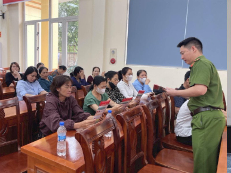 Cán bộ Cảnh sát PCCC &amp; CNCH phát tờ rơi, tài liệu tuyên truyền cho chủ cơ sở, hộ gia đình