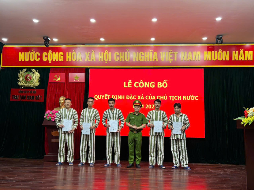 Thượng tá Nguyễn Viết Điệp, Phó Trưởng phòng Thi hành án Hình sự và Hỗ trợ tư pháp - CATP Hà Nội trao quyết định cho các phạm nhân được đặc xá năm 2025