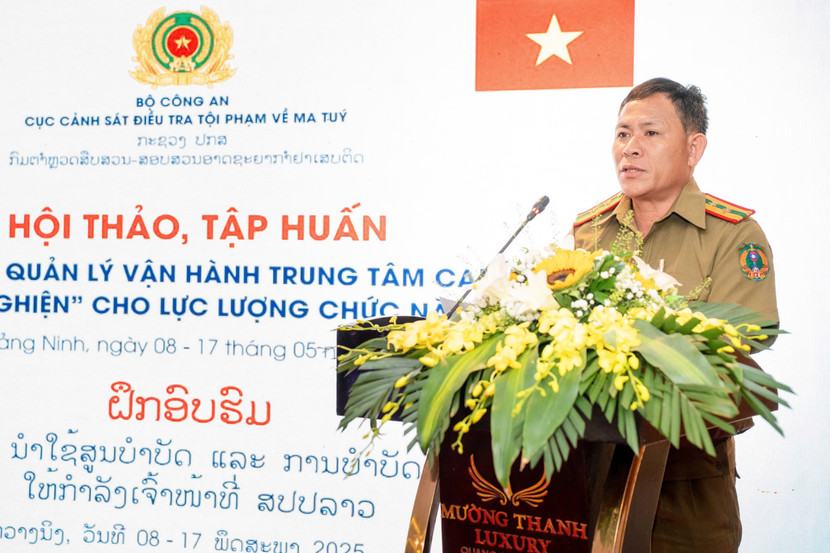 Thượng tá Bun-li-văn Vị-lay-sắc, Trưởng phòng Cai nghiện, Trưởng đoàn đại biểu CHDCND Lào phát biểu tại Hội thảo tập huấn