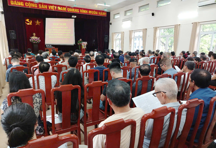 Trung tá Nguyễn Cao Cường, Phó trưởng Công an phường Nghĩa Tân đã thông tin cơ bản về tầm quan trọng của nhiệm vụ chuyển đổi số đối với cơ quan, doanh nghiệp trên địa bàn