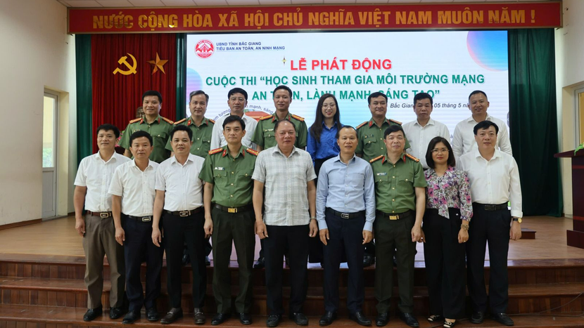 Các đại biểu tham dự buổi lễ