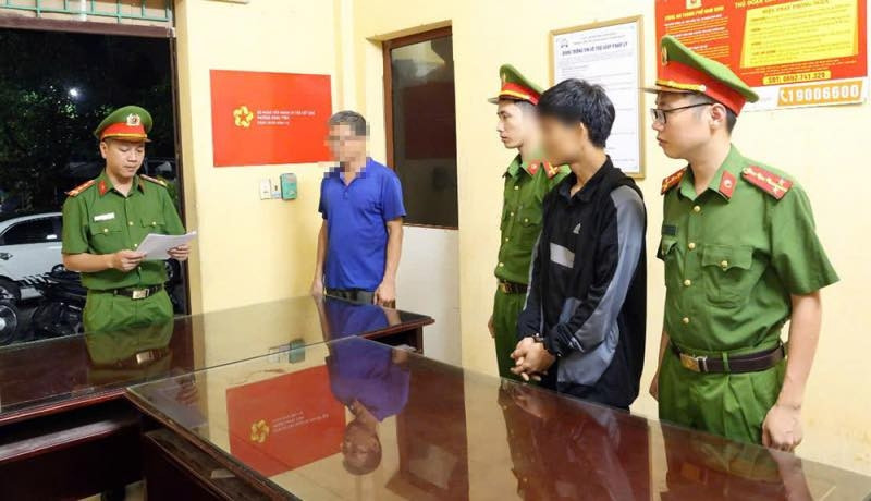 Cơ quan Công an thực hiện quyết định tạm giữ hình sự N.V.T (áo đen) Cơ quan Công an thực hiện quyết định tạm giữ hình sự N.V.T (áo đen)