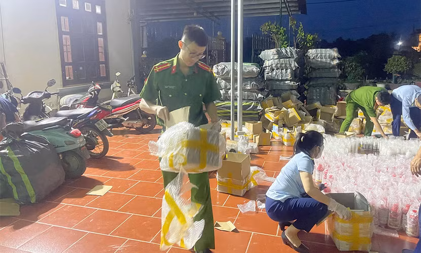 Lực lượng chức năng kiểm tra cơ sở sản xuất thuốc bảo vệ thực vật giả tại thôn Bãi Sim, xã Tân Hưng, huyện Lạng Giang