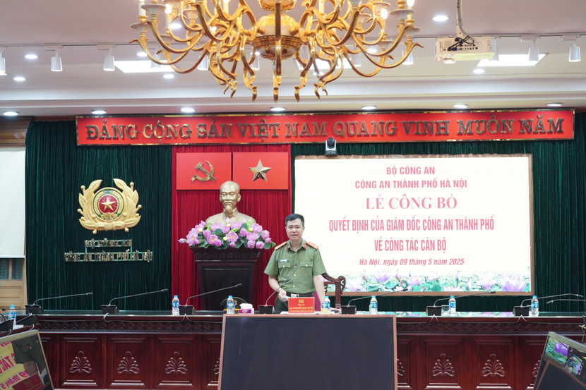 Đại tá Nguyễn Ngọc Quyền thay mặt Ban Thường vụ Đảng ủy - Ban Giám đốc CATP Hà Nội chúc mừng 30 đồng chí đã hoàn thành xuất sắc chức trách, nhiệm vụ mà ngành Công an và Đảng ủy, Ban Giám đốc CATP đã giao trong thời gian công tác Đại tá Nguyễn Ngọc Quyền thay mặt Ban Thường vụ Đảng ủy - Ban Giám đốc CATP Hà Nội chúc mừng 30 đồng chí đã hoàn thành xuất sắc chức trách, nhiệm vụ mà ngành Công an và Đảng ủy, Ban Giám đốc CATP đã giao trong thời gian công tác