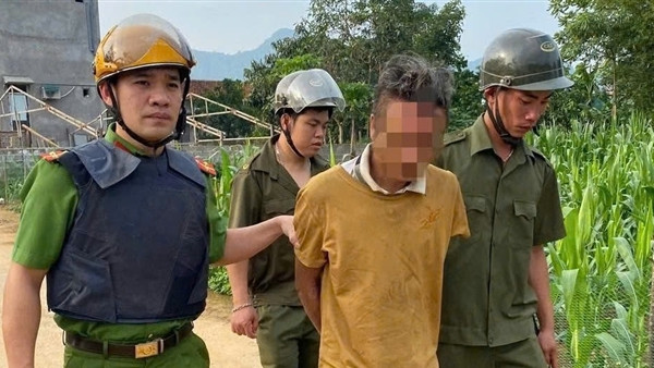 Lực lượng Công an xã Vũ Bình khống chế đối tượng nghi tâm thần uy hiếp người đi đường