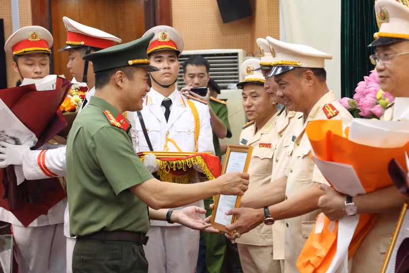 Đại tá Nguyễn Ngọc Quyền, Phó Giám đốc CATP trao quyết định cho các đồng chí nghỉ công tác hưởng chế độ hưu trí, chờ hưởng chế độ hưu trí
