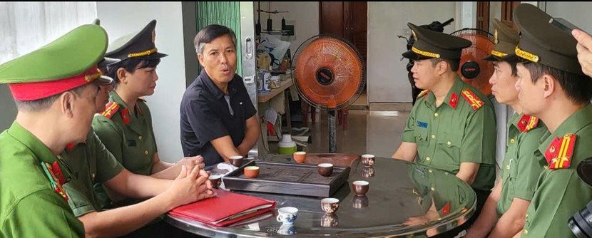 Ông Nguyễn Đăng Khương, thân sinh của Liệt sỹ Nguyễn Đăng Khải bày tỏ cảm ơn Đại tá Nguyễn Ngọc Quyền, Phó Giám đốc và đoàn công tác Công an thành phố Hà Nội đã đến thăm, chia sẻ động viên gia đình Ông Nguyễn Đăng Khương, thân sinh của Liệt sỹ Nguyễn Đăng Khải bày tỏ cảm ơn Đại tá Nguyễn Ngọc Quyền, Phó Giám đốc và đoàn công tác Công an thành phố Hà Nội đã đến thăm, chia sẻ động viên gia đình