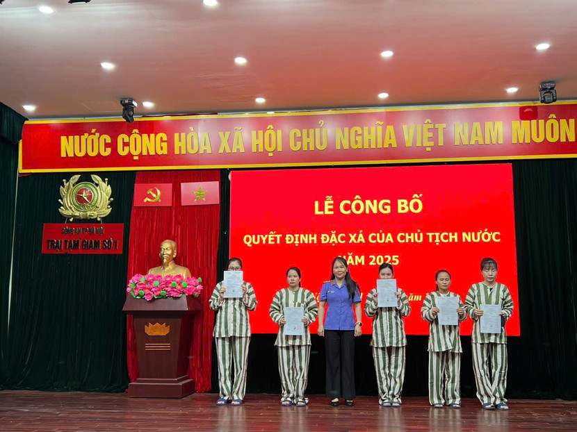 Đại diện Viện Kiểm sát nhân dân TP Hà Nội trao quyết định cho các phạm nhân được đặc xá năm 2025