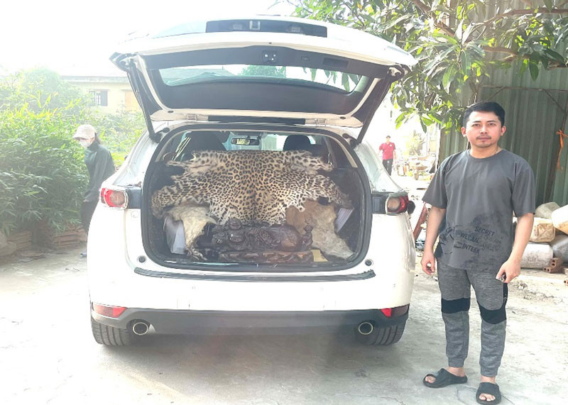 Đối tượng Giang và tang vật trên xe ô tô Đối tượng Giang và tang vật trên xe ô tô