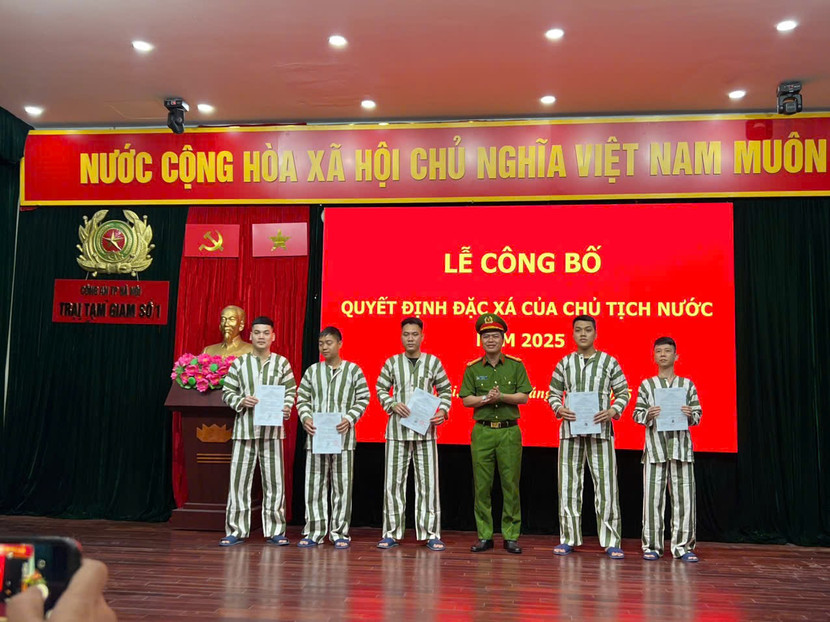 Thượng tá Lê Mạnh Thanh Việt, Giám thị Trại Tạm giam số 1 - CATP Hà Nội trao Quyết định đặc xá năm 2025 cho các phạm nhân