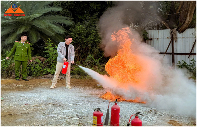 Hướng dẫn sử dụng bình chữa cháy để dập tắt đám cháy giả định Hướng dẫn sử dụng bình chữa cháy để dập tắt đám cháy giả định