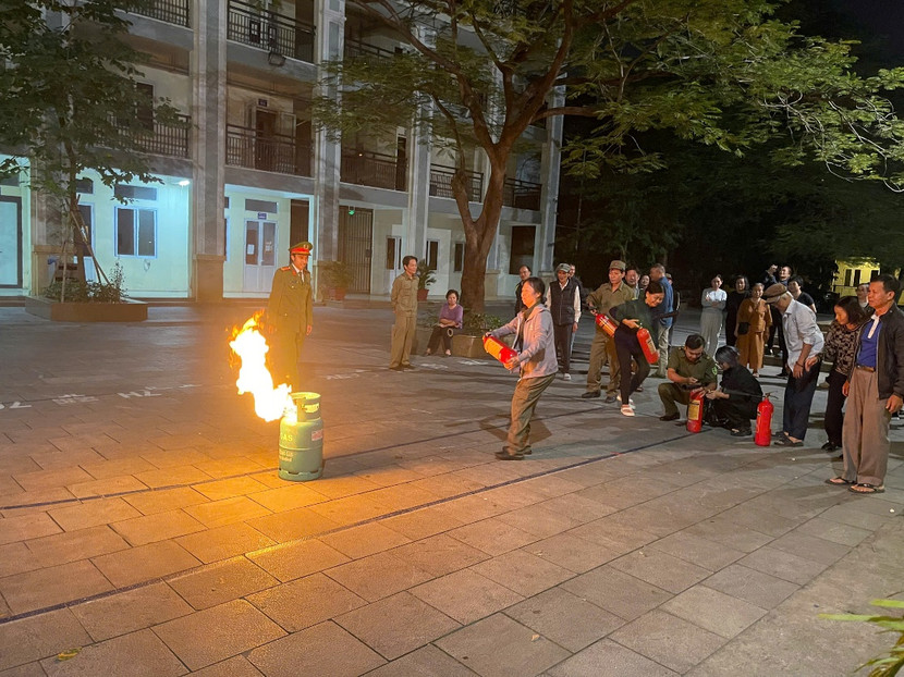 Việc sử dụng thành thạo các phương tiện chữa cháy tại chỗ được Công an phường hướng dẫn người dân trong buổi tuyên truyền... Việc sử dụng thành thạo các phương tiện chữa cháy tại chỗ được Công an phường hướng dẫn người dân trong buổi tuyên truyền...