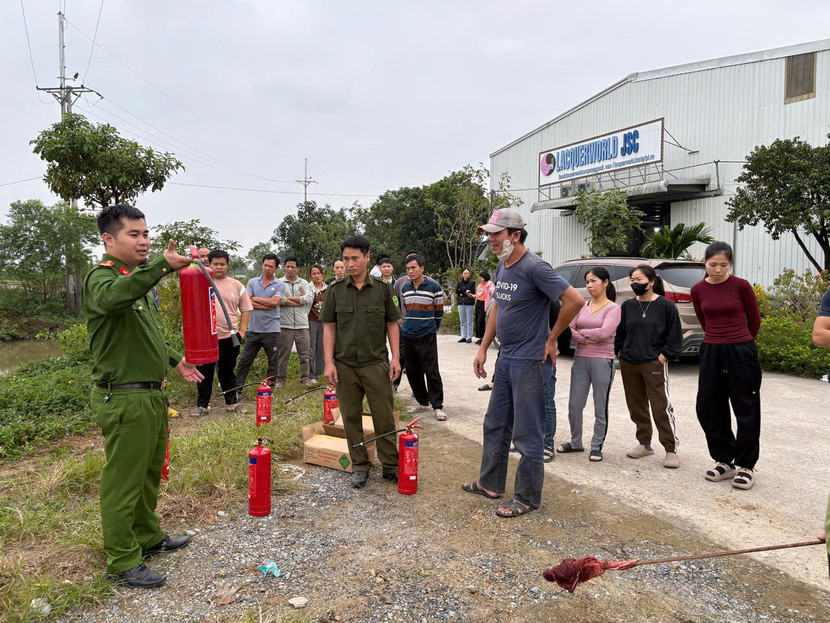 Lực lượng Cảnh sát PCCC và CNCH tuyên truyền hướng dẫn học viên sử dụng phương tiện PCCC Lực lượng Cảnh sát PCCC và CNCH tuyên truyền hướng dẫn học viên sử dụng phương tiện PCCC