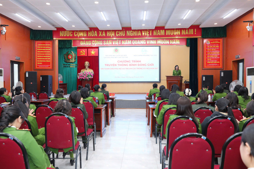Chi hội phụ nữ Công an phường Tây Hồ tổ chức chương trình truyền thông bình đẳng giới năm 2025 với chủ đề "An toàn cho phụ nữ và trẻ em gái trong kỷ nguyên số" Chi hội phụ nữ Công an phường Tây Hồ tổ chức chương trình truyền thông bình đẳng giới năm 2025 với chủ đề "An toàn cho phụ nữ và trẻ em gái trong kỷ nguyên số"