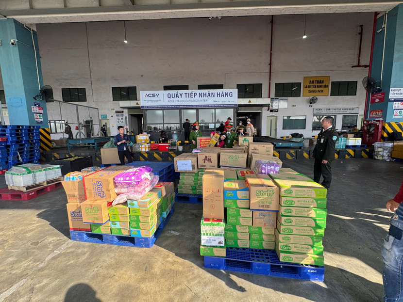 Công an phường Tây Hồ nhanh chóng chuyển hàng hoá tới đồng bào bị ảnh hưởng mưa lũ ở miền Trung Công an phường Tây Hồ nhanh chóng chuyển hàng hoá tới đồng bào bị ảnh hưởng mưa lũ ở miền Trung