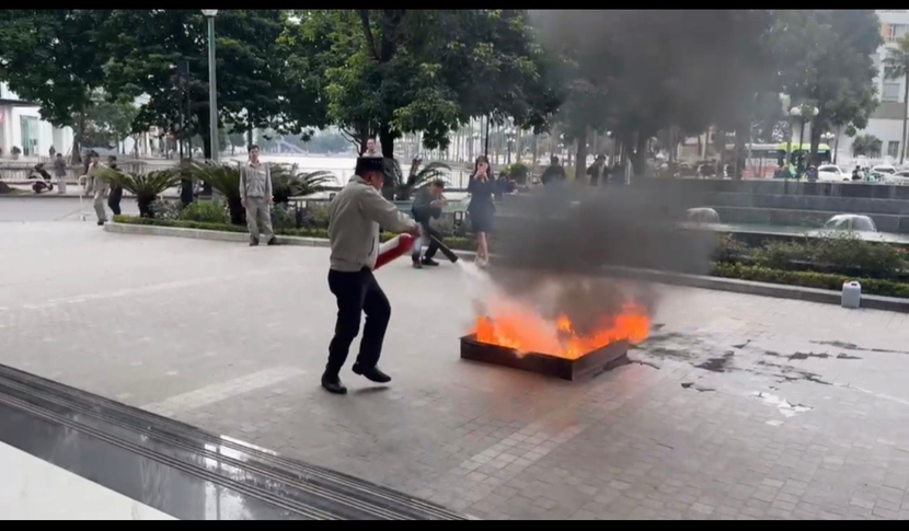 Lực lượng PCCC và CNCH cơ sở thực hành các phương tiện chữa cháy tại chỗ