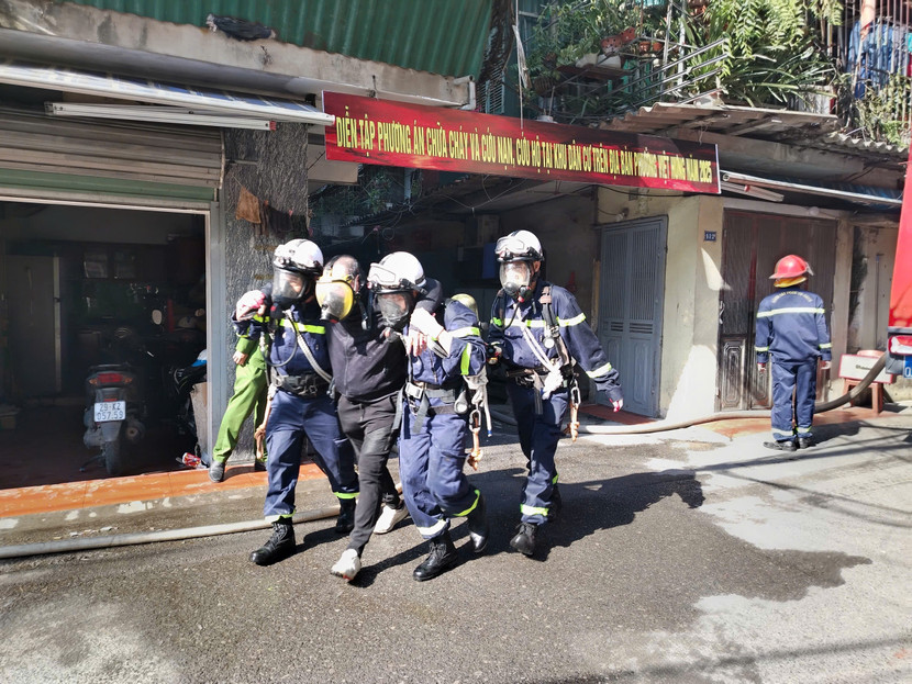 Lực lượng cứu nạn, cứu hộ cứu nạn nhân mắc kẹt ra nơi an toàn tại tình huống diễn tập Lực lượng cứu nạn, cứu hộ cứu nạn nhân mắc kẹt ra nơi an toàn tại tình huống diễn tập