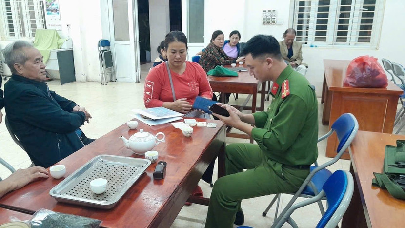 Công an xã Thanh Trì huy động tối đa quân số, triển khai các tổ công tác lưu động “rà từng ngõ, gõ từng nhà”, trực tiếp hỗ trợ người dân tại các thôn trên địa bàn xã kê khai thông tin trên ứng dụng iHanoi - Công dân số Thủ đô