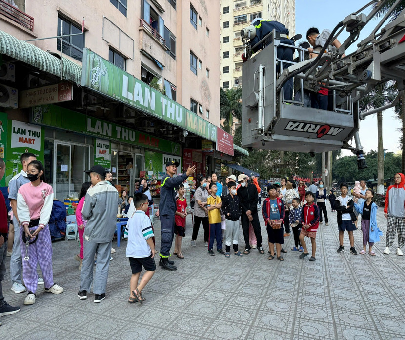 Cư dân Chung cư Đại Thanh tham gia trải nghiệm xe thang chữa cháy, CNCH