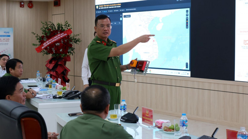 Đại tá Phạm Trung Hiếu, Trưởng Phòng Cảnh sát PCCC và CNCH Công an TP Hà Nội hướng dẫn các tính năng hiện đại thiết bị truyền tin báo cháy.