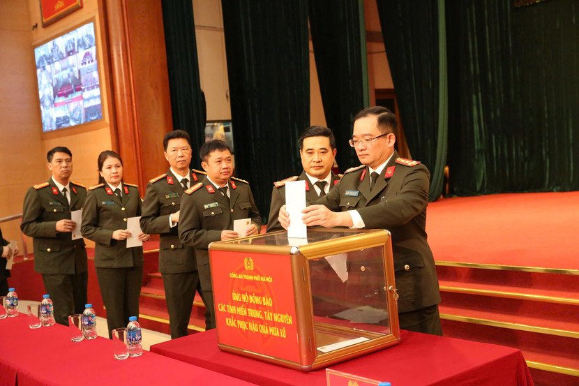 Với tinh thần “nhường cơm sẻ áo”, người có ít góp ít, có nhiều góp nhiều, toàn thể cán bộ chiến sỹ trong Công an thành phố Hà Nội phấn đấu chung là mỗi người đóng góp từ 1 ngày lương trở lên... hỗ trợ đồng bào miền Trung, Tây Nguyên khắc phục hậu quả do mưa lũ