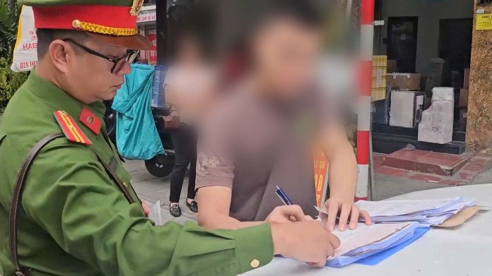 Tổ công tác Công an phường Hồng Hà tăng cường kiểm tra, xử lý vi phạm TTĐT, TTATGT Tổ công tác Công an phường Hồng Hà tăng cường kiểm tra, xử lý vi phạm TTĐT, TTATGT