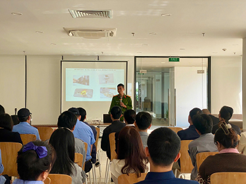 Báo cáo viên cập nhật các văn bản quy phạm pháp luật PCCC đang hiện hành, tình hình cháy, nổ Báo cáo viên cập nhật các văn bản quy phạm pháp luật PCCC đang hiện hành, tình hình cháy, nổ