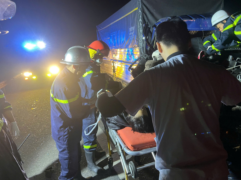 Đội chữa cháy và cứu nạn, cứu hộ khu vực số 22 – Phòng Cảnh sát phòng cháy, chữa cháy và cứu nạn, cứu hộ - Công an thành phố Hà Nội phối hợp các lực lượng chức năng kịp thời cứu nạn vụ mắc kẹt trong ca bin sau cú tai nạn giao thông.