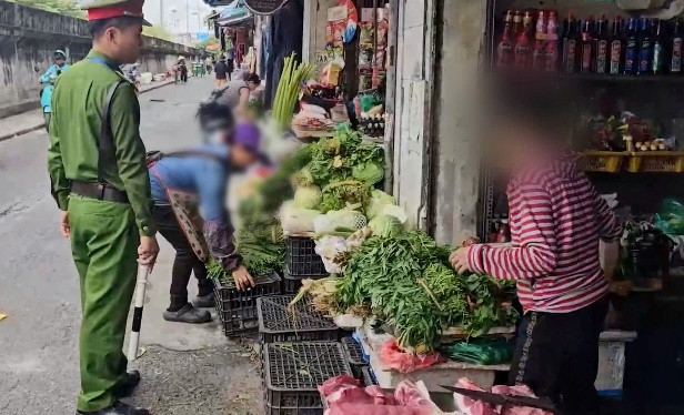 CAP Hồng Hà ra quân tuyên truyền, xử lý hộ kinh doanh vi phạm TTĐT CAP Hồng Hà ra quân tuyên truyền, xử lý hộ kinh doanh vi phạm TTĐT